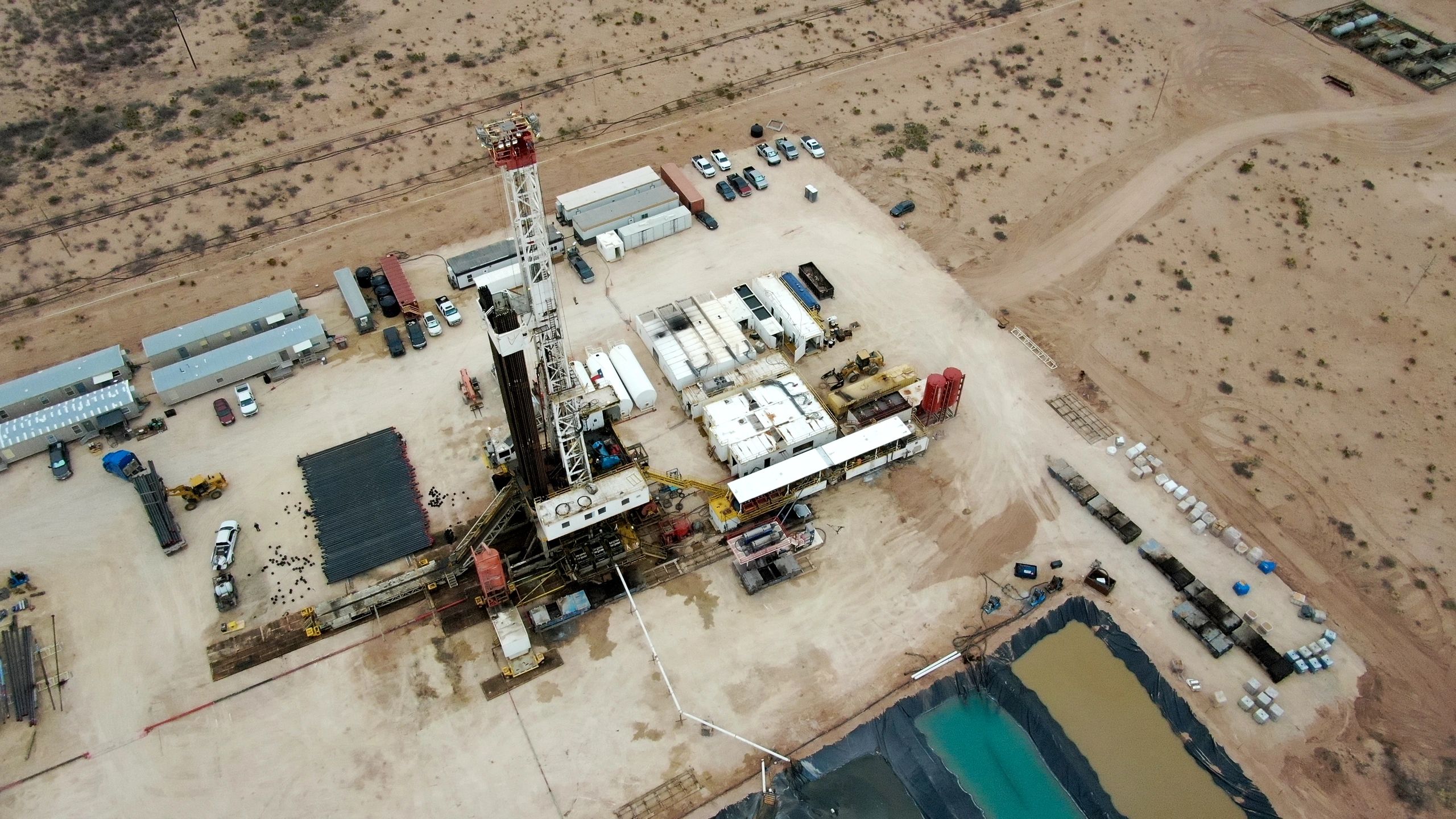 Onshore drilling operation with support equipment